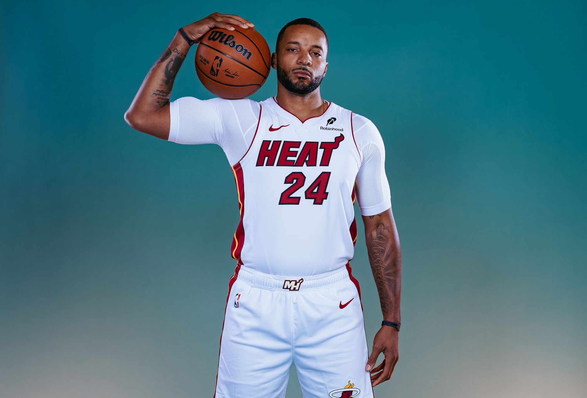 Cảm giác kiểm soát bóng thật nóng bỏng! Powell đã ghi được 14 điểm chỉ trong một quý với tỷ lệ bắn trúng 100%.