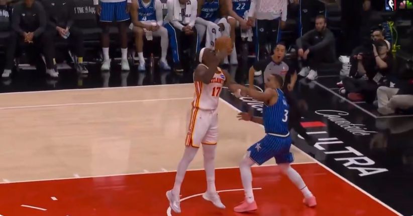 Bain: Tôi đang chạy theo bóng và vô tình chạm vào Okongwu. Tôi không ngờ mình bị đẩy ra.