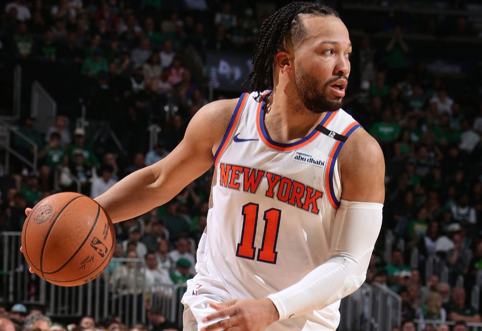 Hỏa lực đầy đủ! Brunson thực hiện 3 trong 6 cú sút trong hiệp 1 và ghi được 11 điểm, 2 rebound và 1 kiến tạo.