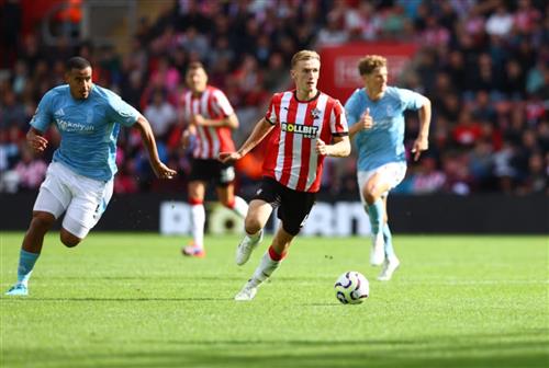 Southampton đấu với Nottingham Forest