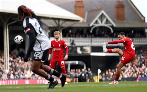 Fulham đấu với Liverpool