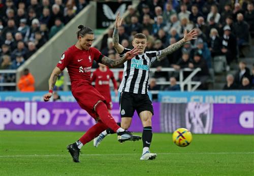 Newcastle United đấu với Liverpool