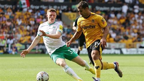 Newcastle đấu với Wolves
