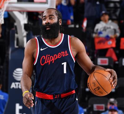 Kiểm soát bóng nóng! Harden thực hiện cả 4 cú sút trong hiệp 1 và ghi được 14 điểm, trong đó có 2 trong 2 quả ba điểm.