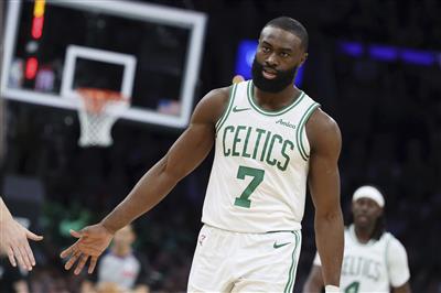 Quá nhiều sai lầm! Brown ghi được 23 điểm khi bắn 9 ăn 18 và có 7 lượt quay