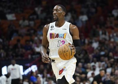 nở rộ! Heat ghi được 42 điểm với 7 trong số 9 cú ném ba điểm trong hiệp đầu tiên, và Adebayor ghi được 18 điểm.