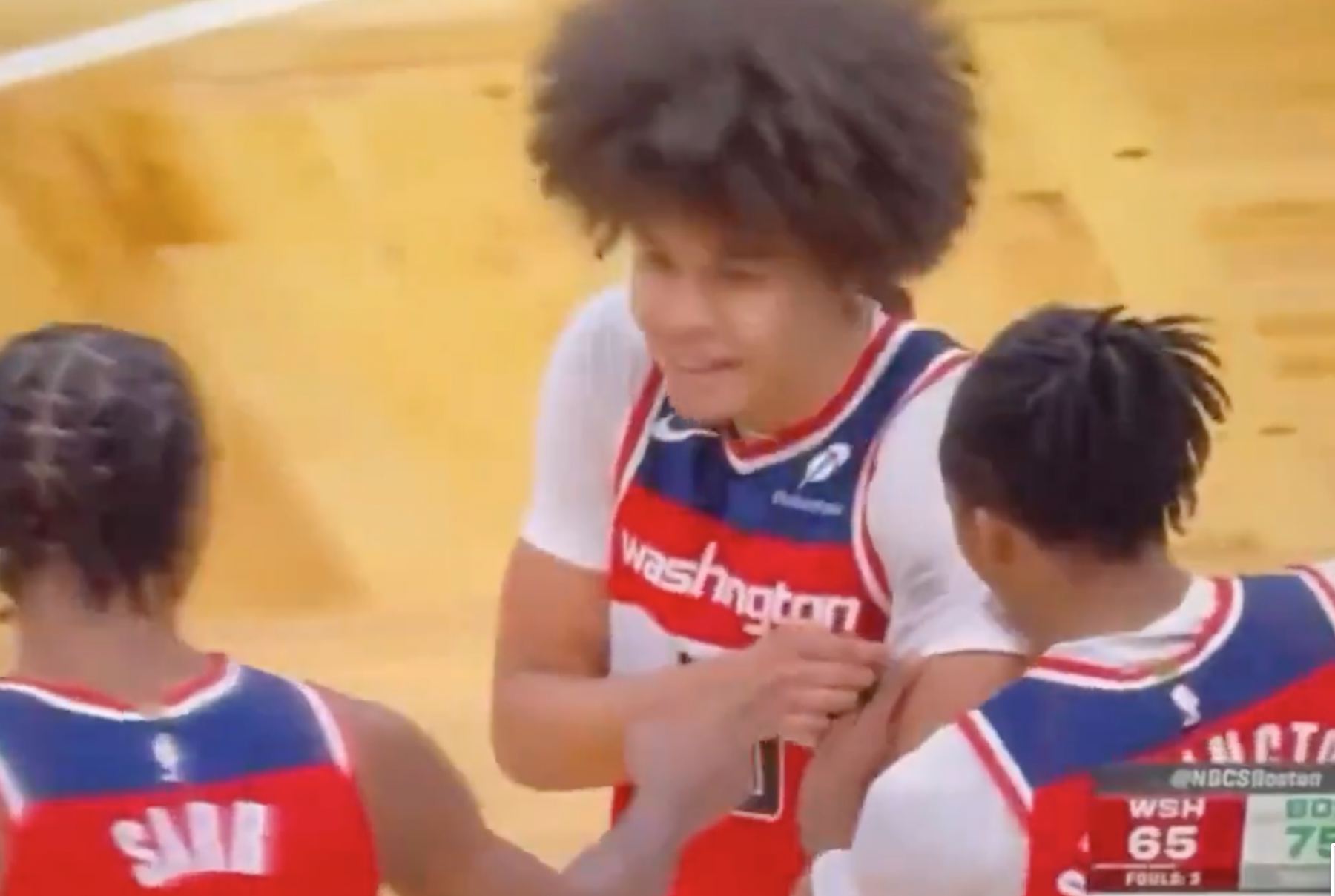 Vụng về! Khi Brown hạ gục George trong trò chơi này, bột ở chân tóc đã dính vào quần áo của George.