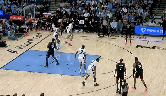 Sự ngạc nhiên! Okogie thực hiện 3 trong 3 quả ba điểm trong hiệp 3 và ghi được 11 điểm, giúp Rockets nới rộng khoảng cách.