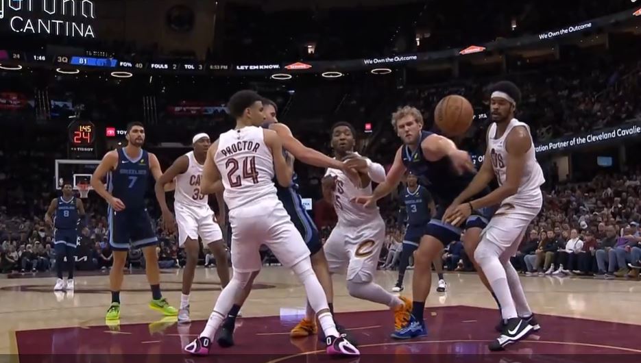 Lấy lại cảm giác kiểm soát bóng! Mitchell ghi 0 điểm trong quý hai & 6 điểm trong quý ba