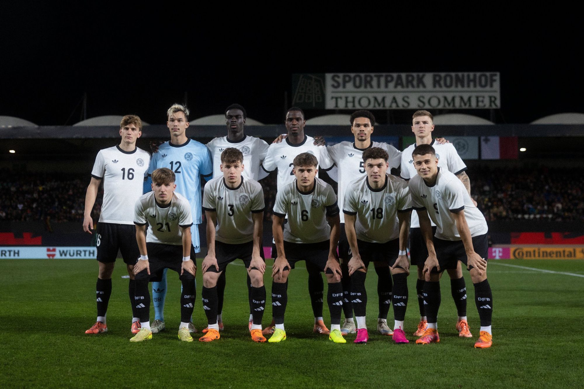 🎩Sau khi đội mũ xong, cả đội cùng ký tên vào bóng. Bischoff: Tôi học được điều này từ Kane