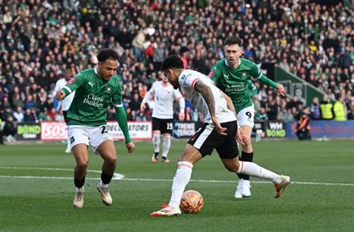 Plymouth Argyle đấu với Liverpool