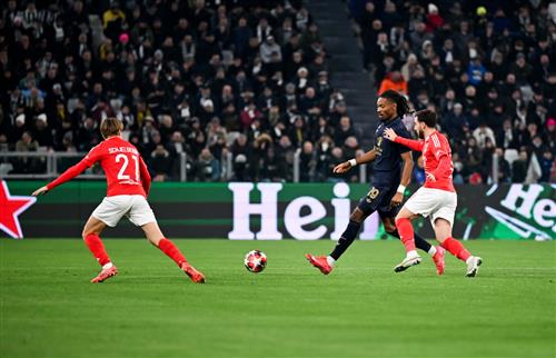 Juventus đấu với Benfica