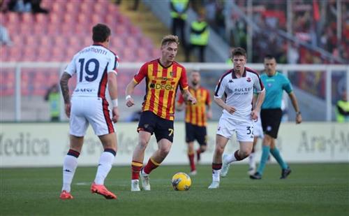 Lecce đấu với Genoa