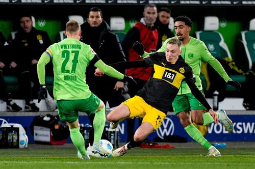 Wolfsburg đấu với Borussia Dortmund