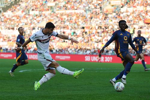 Roma đấu với Bologna