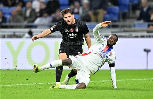 Lyon đấu với JK Besiktas
