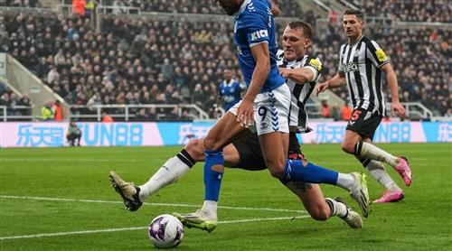 Newcastle United đấu với Everton
