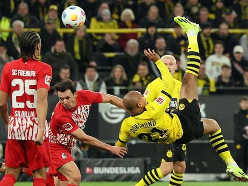 Dortmund đấu với Freiburg