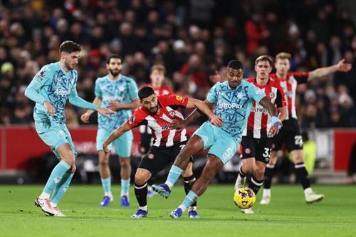 Brentford đấu với Wolves
