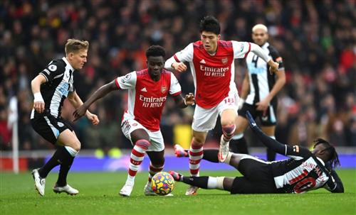 Newcastle đấu với Arsenal