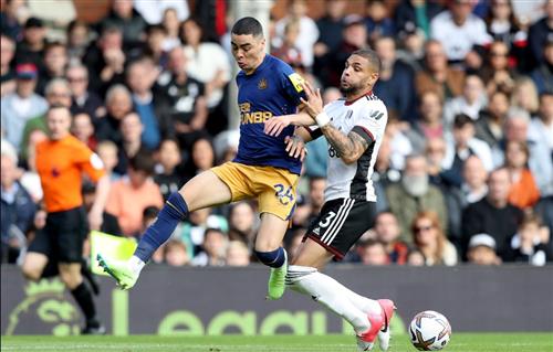 Newcastle đấu với Fulham