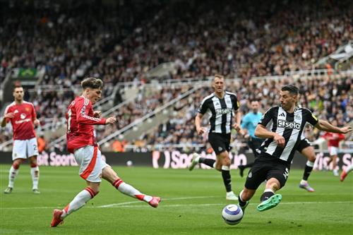 Newcastle United đấu với Manchester United
