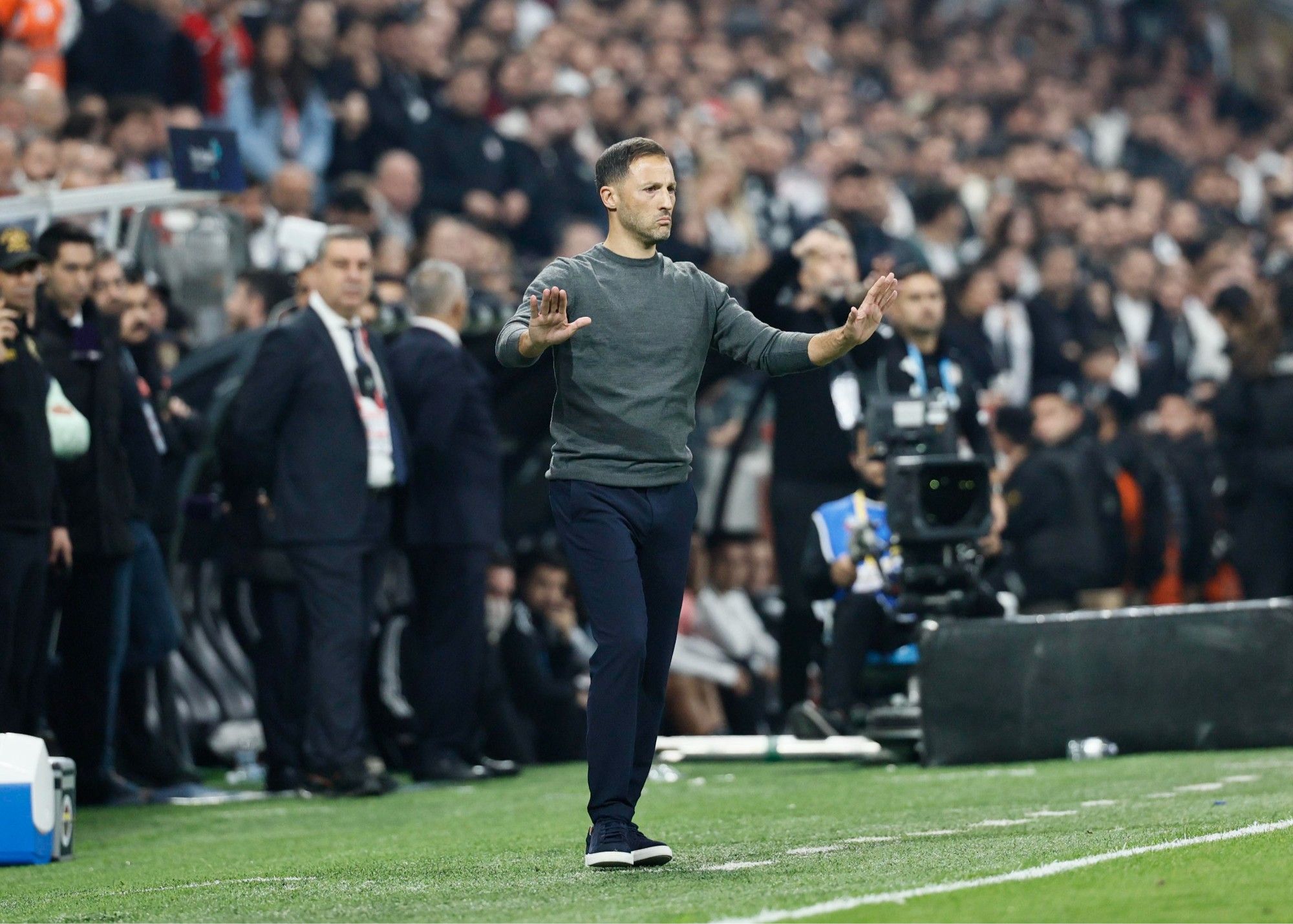 Truyền thông Thổ Nhĩ Kỳ: Giám đốc điều hành Fenerbahce có ý định ân xá cho Kahvich và Brown, nhưng Tedesco đã bác bỏ